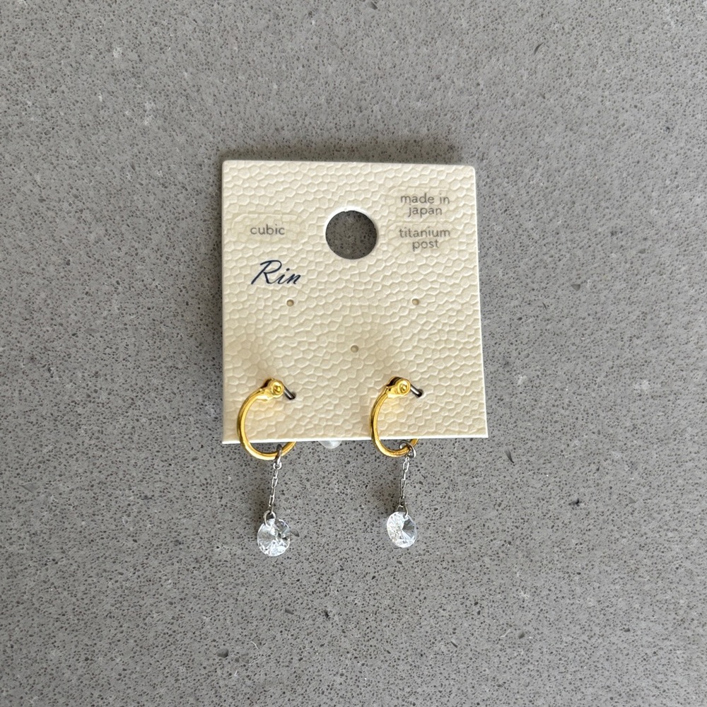 Gold earring with cubic dangle